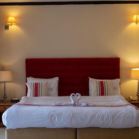 The Country Lodge Hotel Freetown Esterno foto