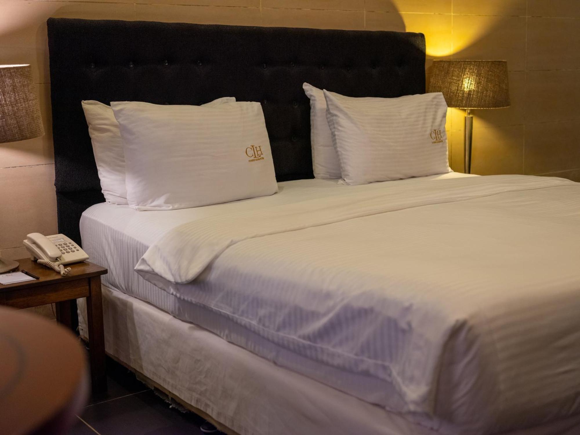 The Country Lodge Hotel Freetown Esterno foto
