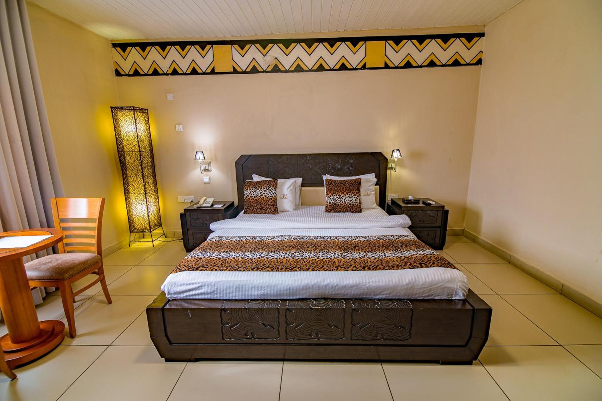 The Country Lodge Hotel Freetown Esterno foto