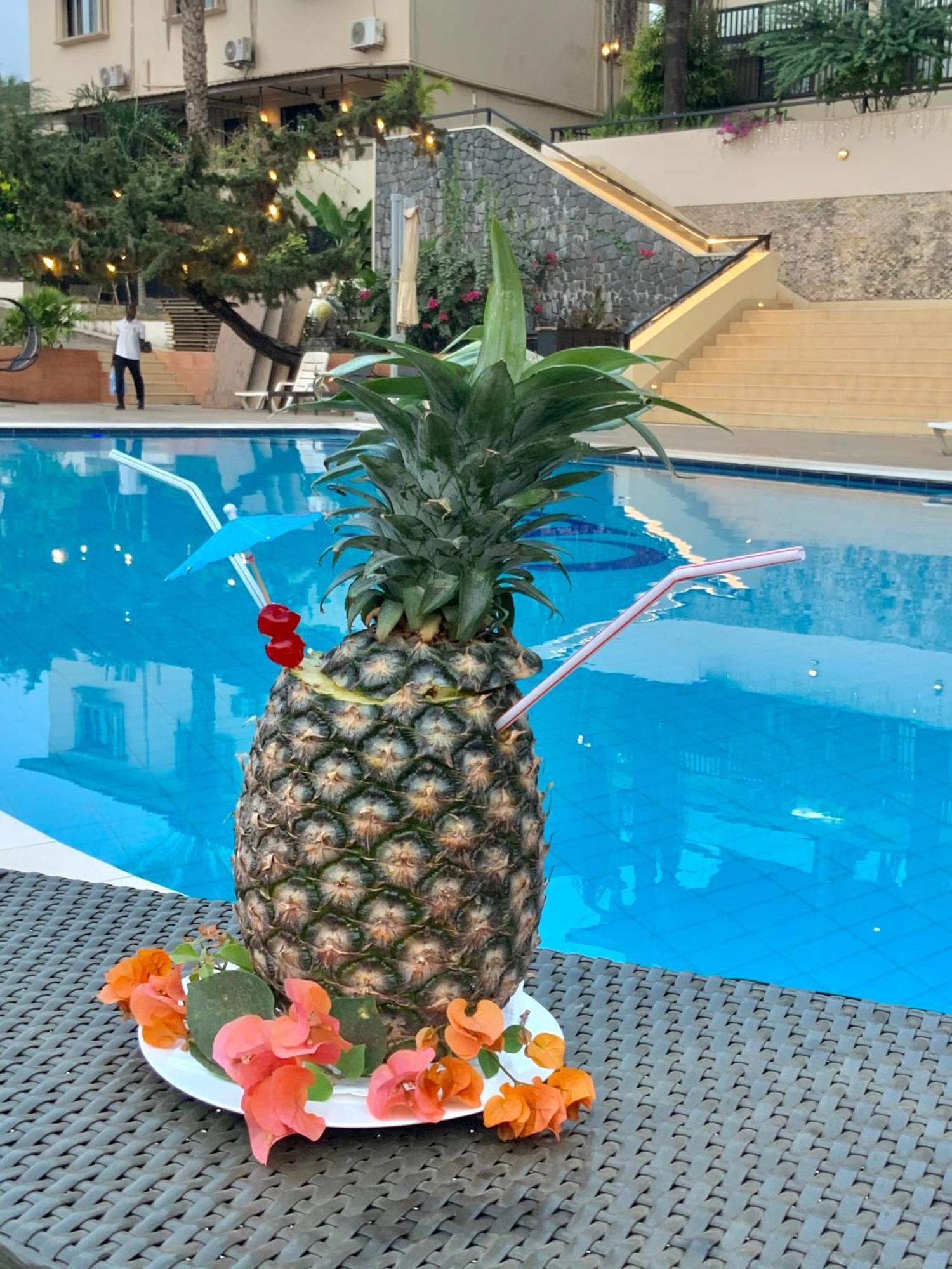 The Country Lodge Hotel Freetown Esterno foto