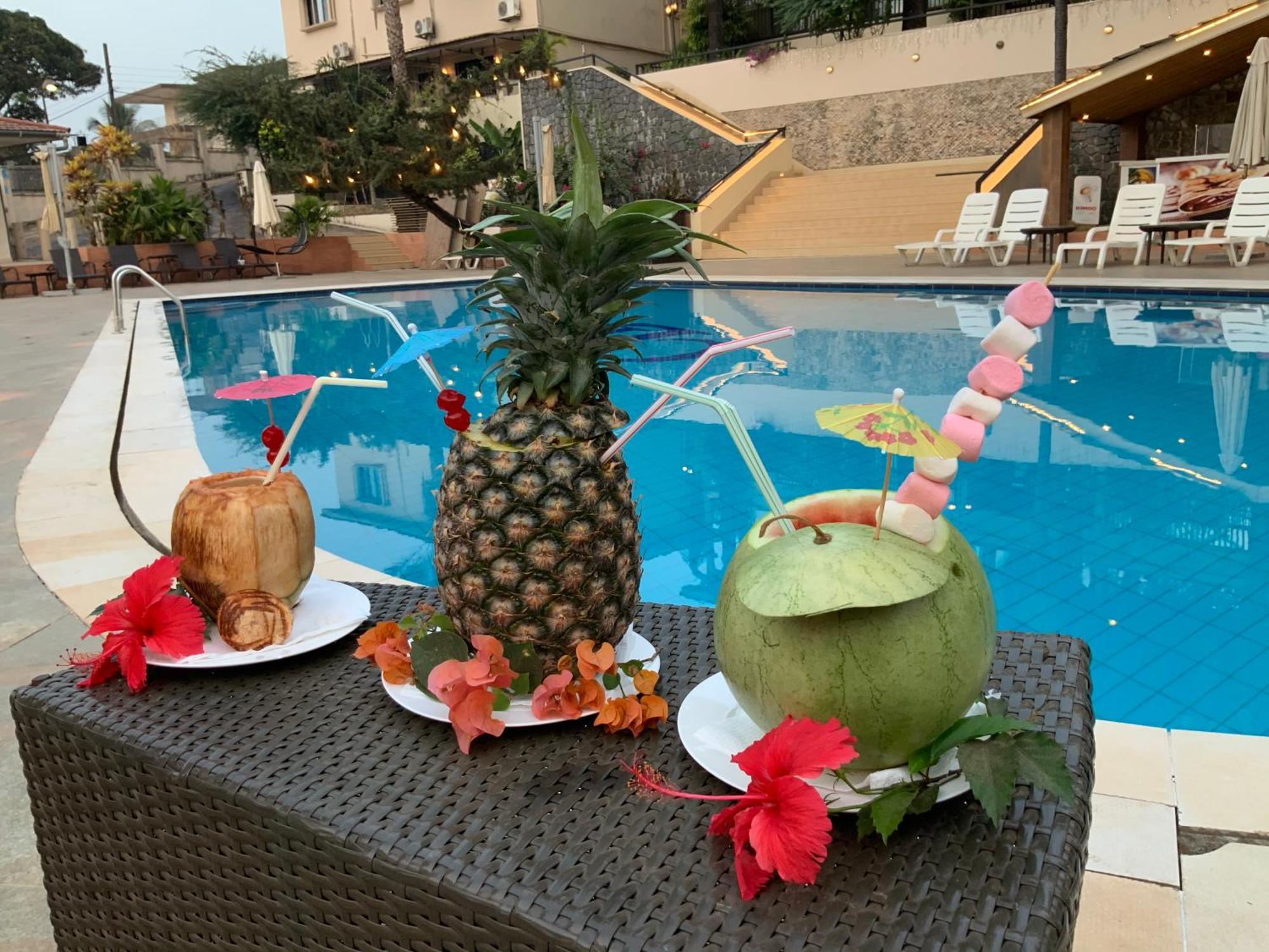 The Country Lodge Hotel Freetown Esterno foto
