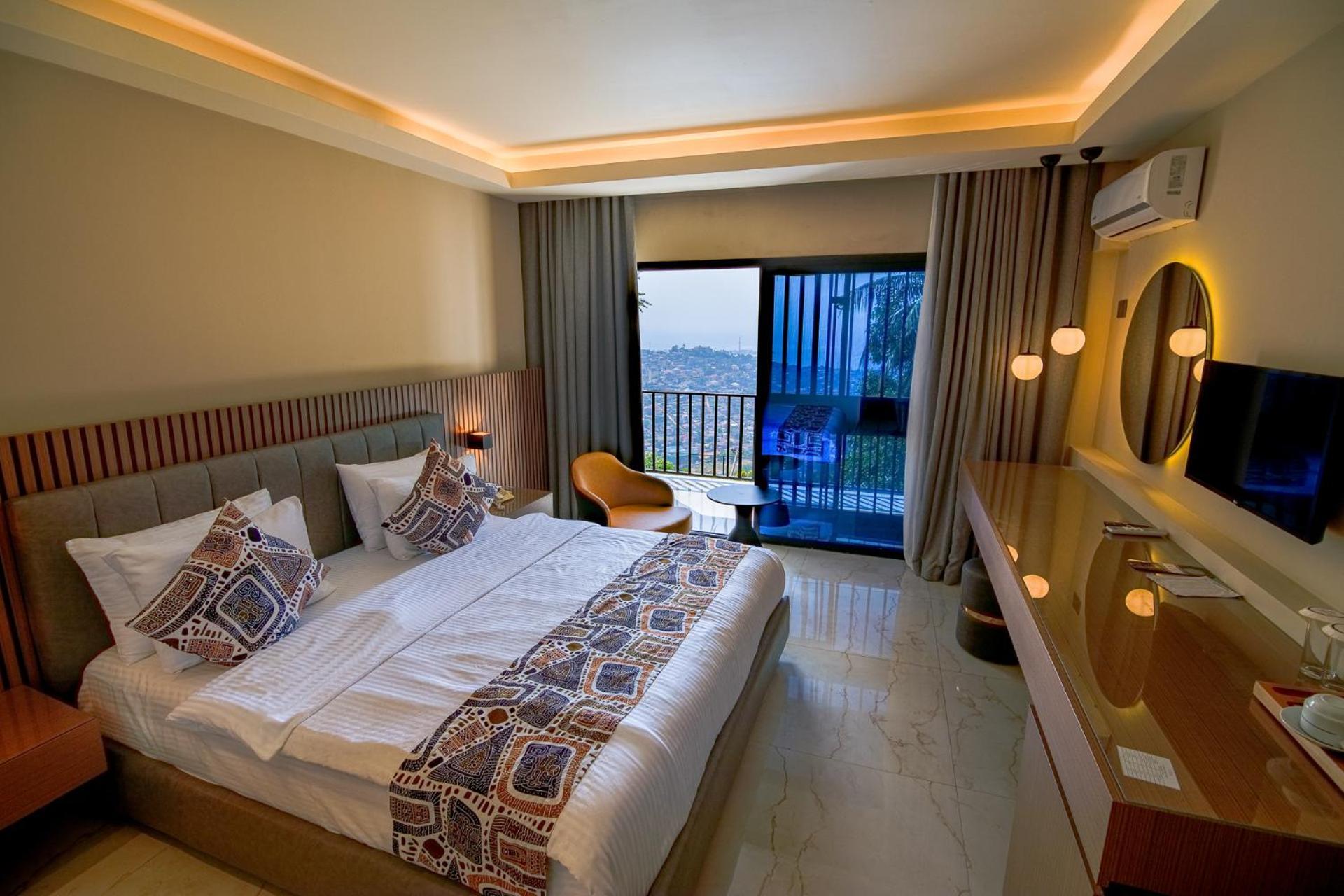 The Country Lodge Hotel Freetown Esterno foto