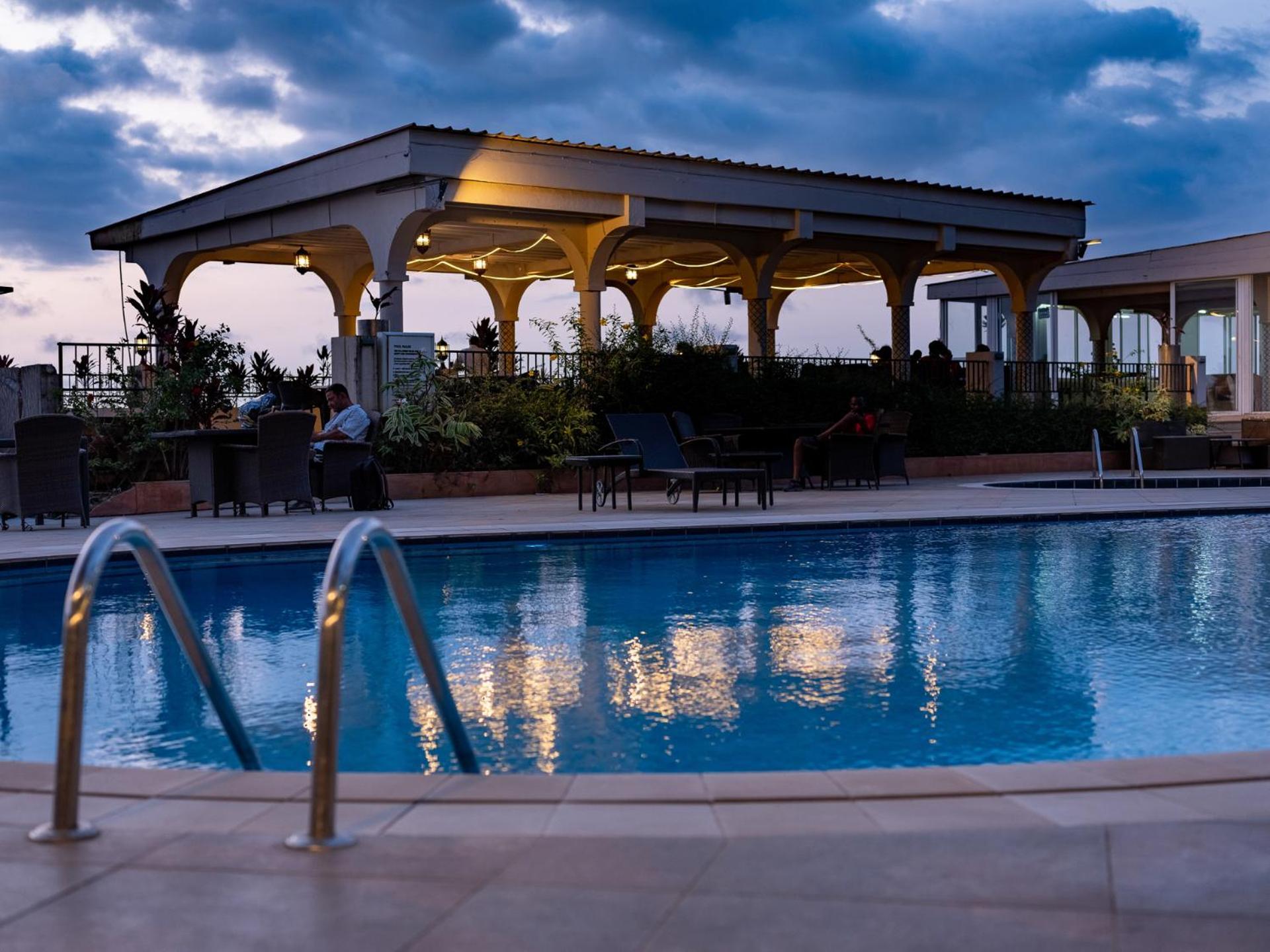 The Country Lodge Hotel Freetown Esterno foto