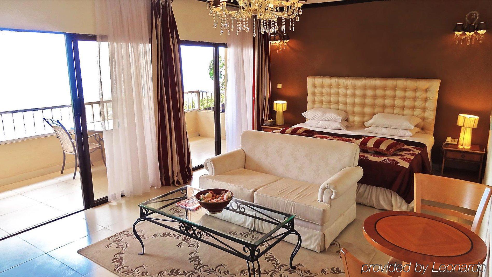 The Country Lodge Hotel Freetown Esterno foto