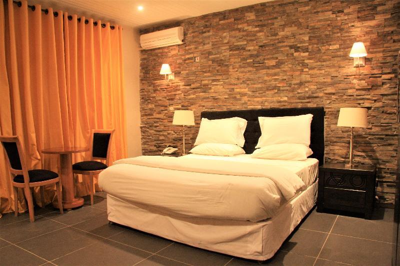 The Country Lodge Hotel Freetown Esterno foto