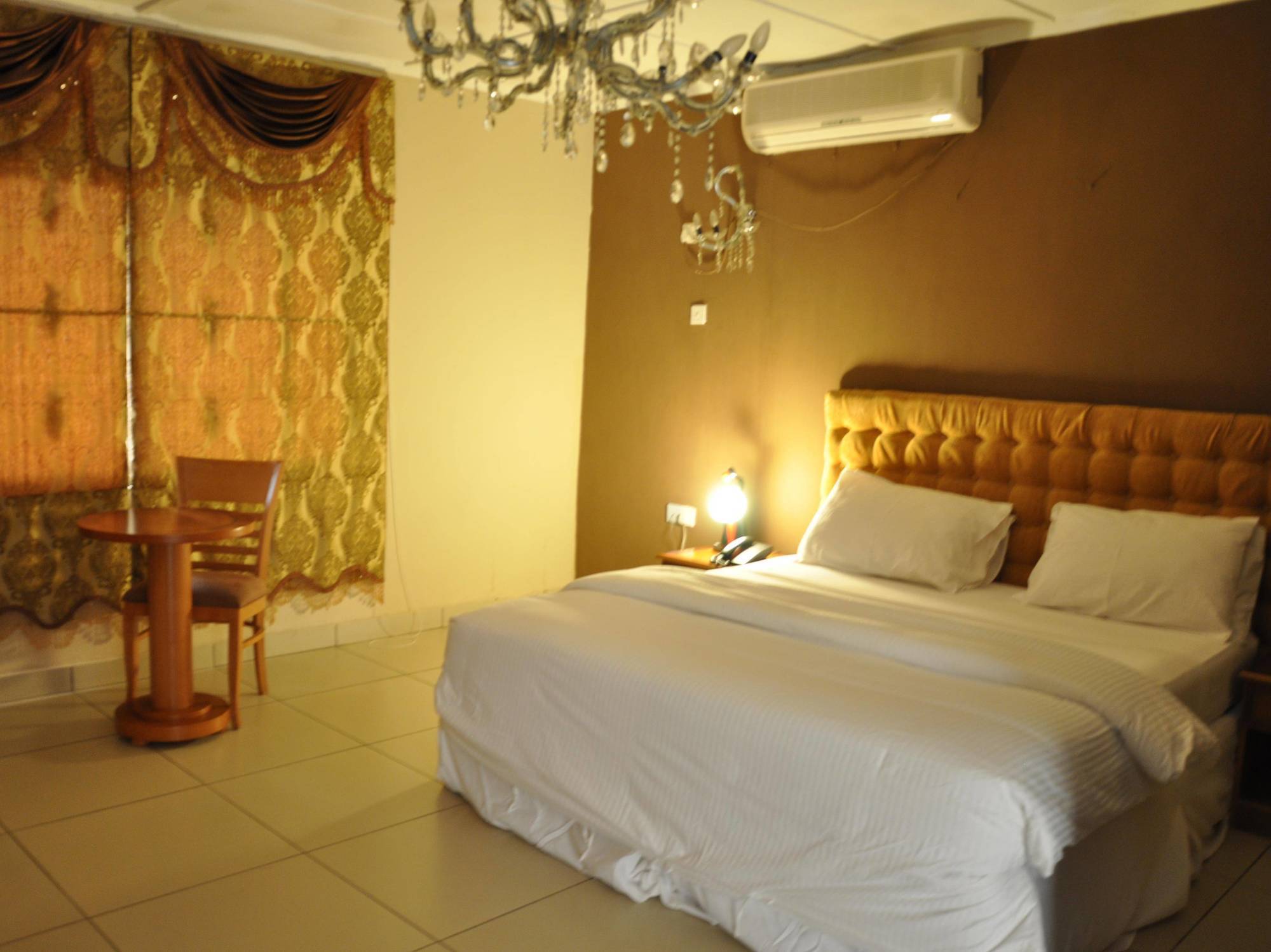 The Country Lodge Hotel Freetown Esterno foto