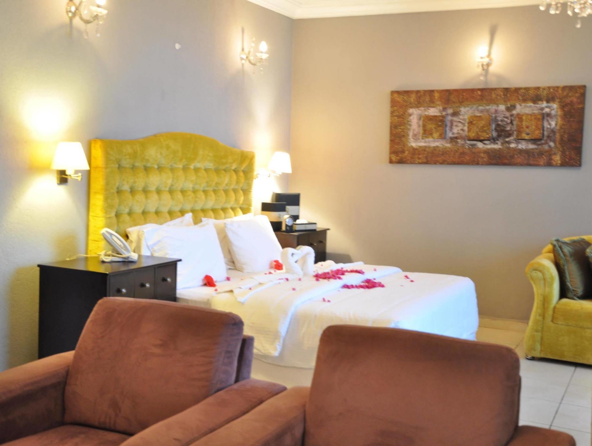 The Country Lodge Hotel Freetown Esterno foto