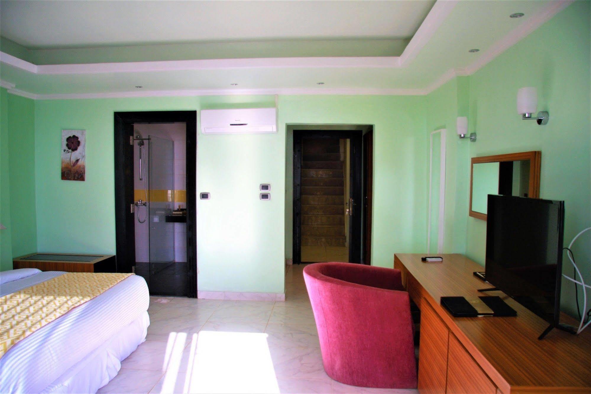 The Country Lodge Hotel Freetown Esterno foto
