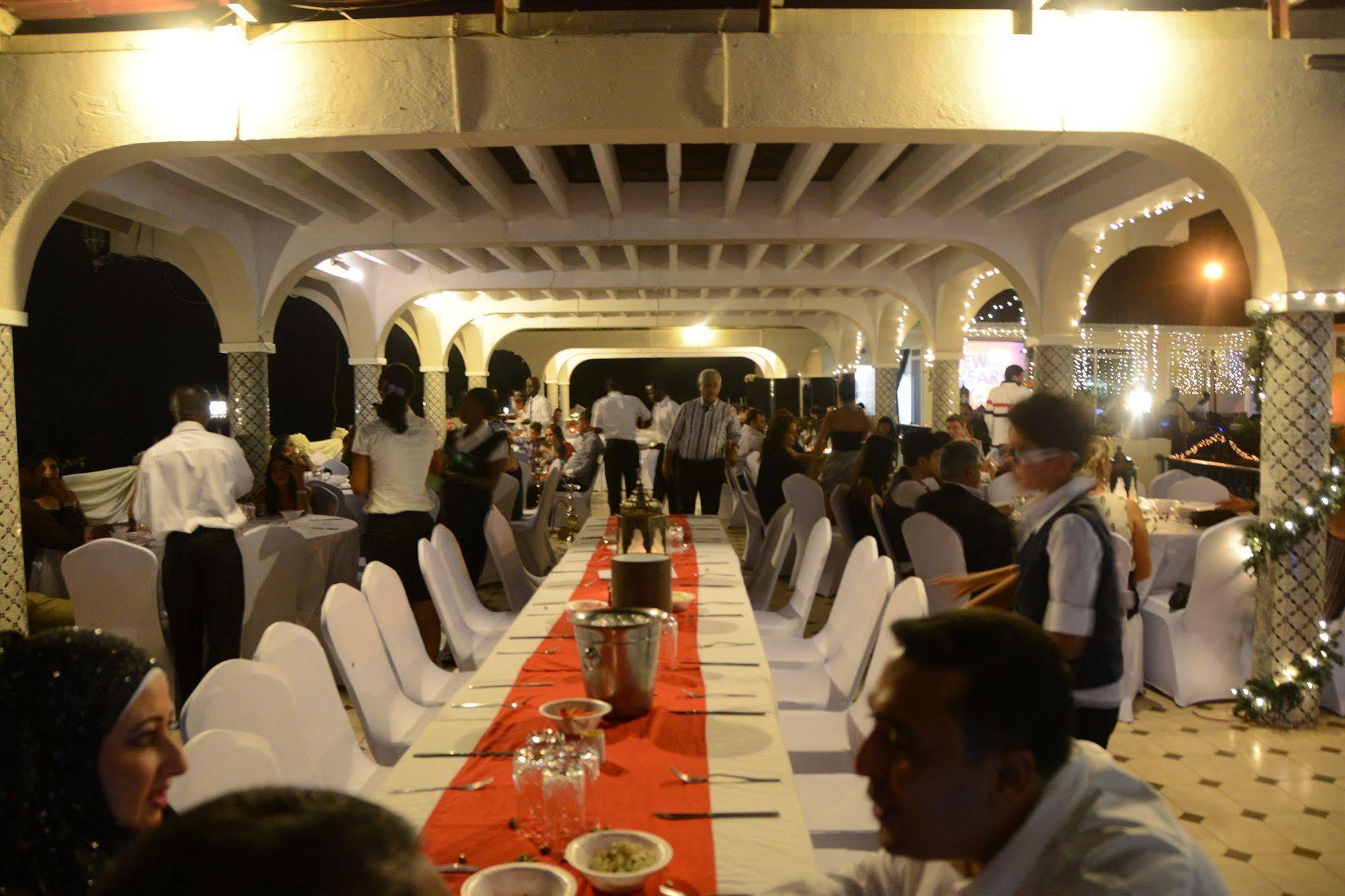 The Country Lodge Hotel Freetown Esterno foto