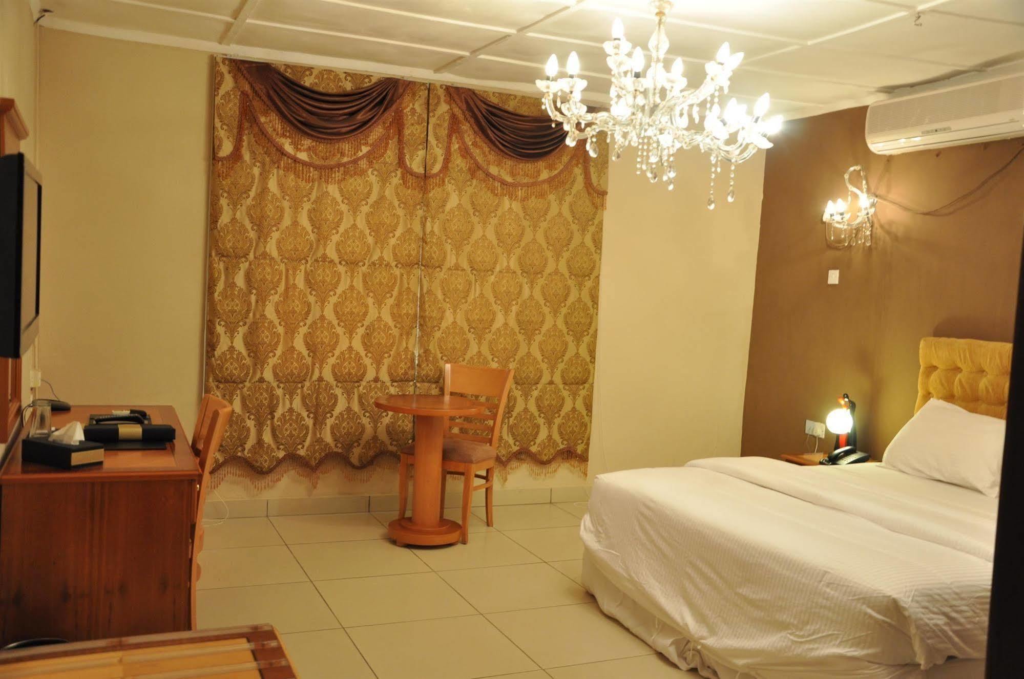The Country Lodge Hotel Freetown Esterno foto