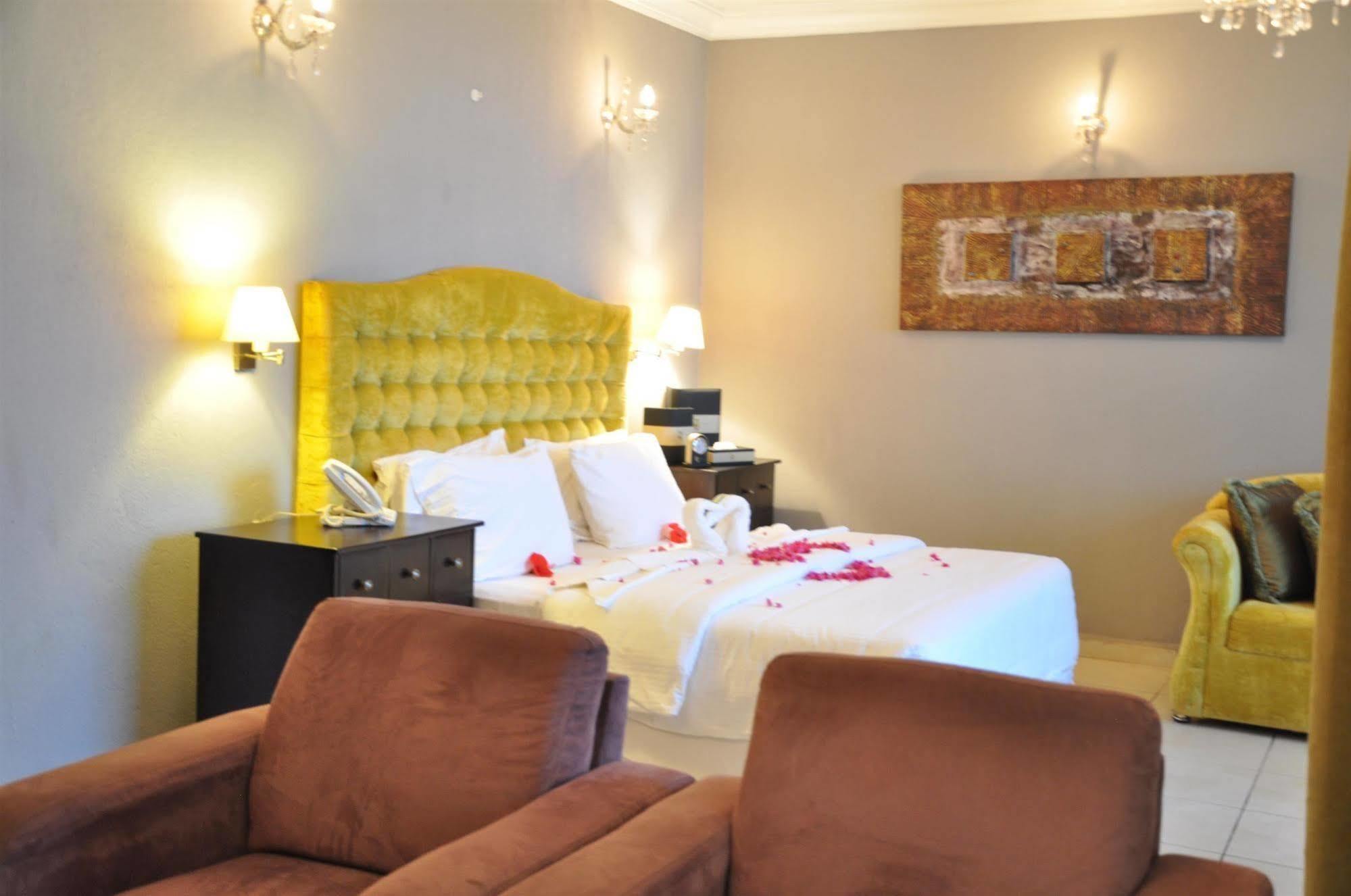The Country Lodge Hotel Freetown Esterno foto