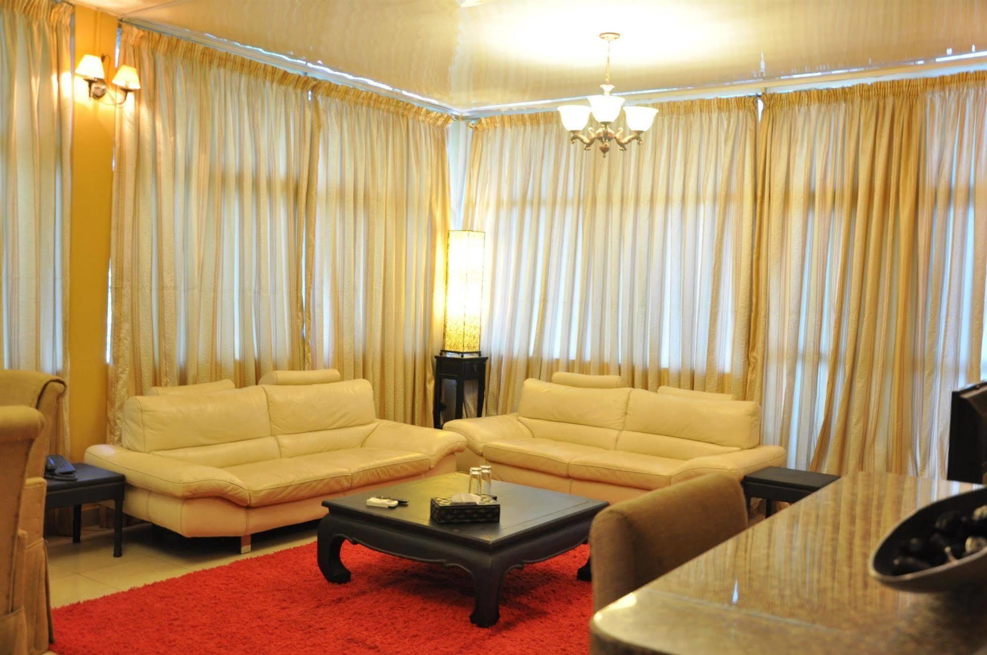 The Country Lodge Hotel Freetown Esterno foto