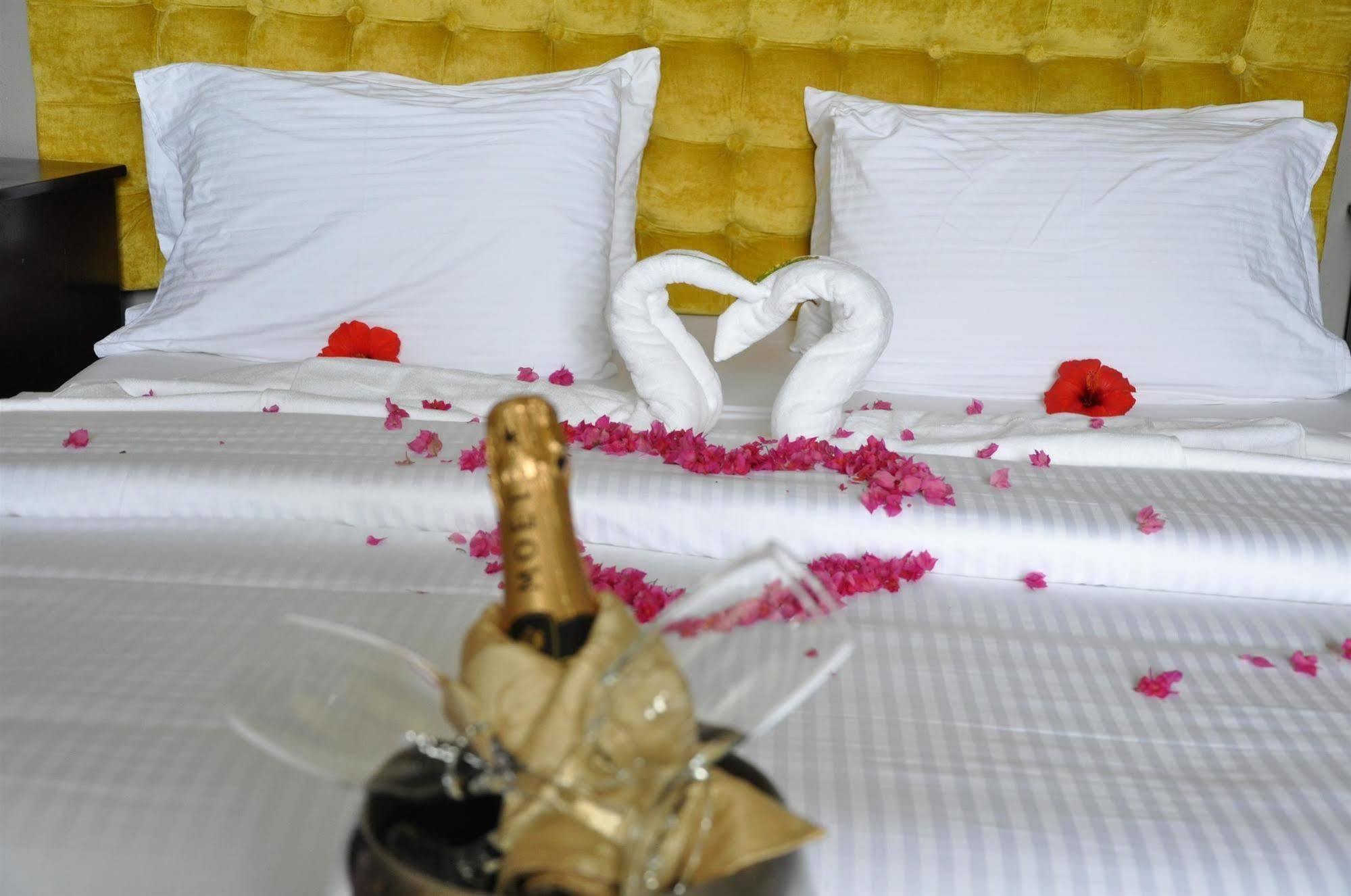 The Country Lodge Hotel Freetown Esterno foto