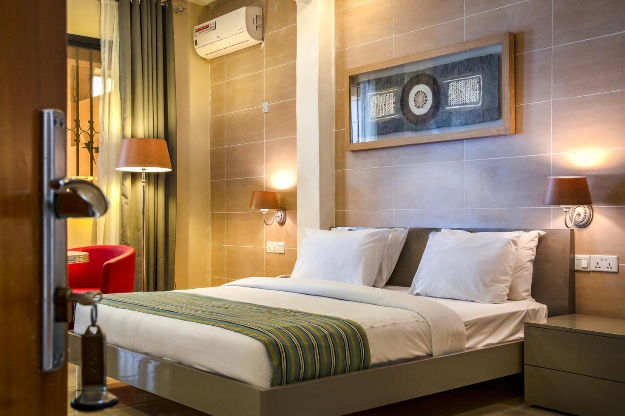 The Country Lodge Hotel Freetown Esterno foto