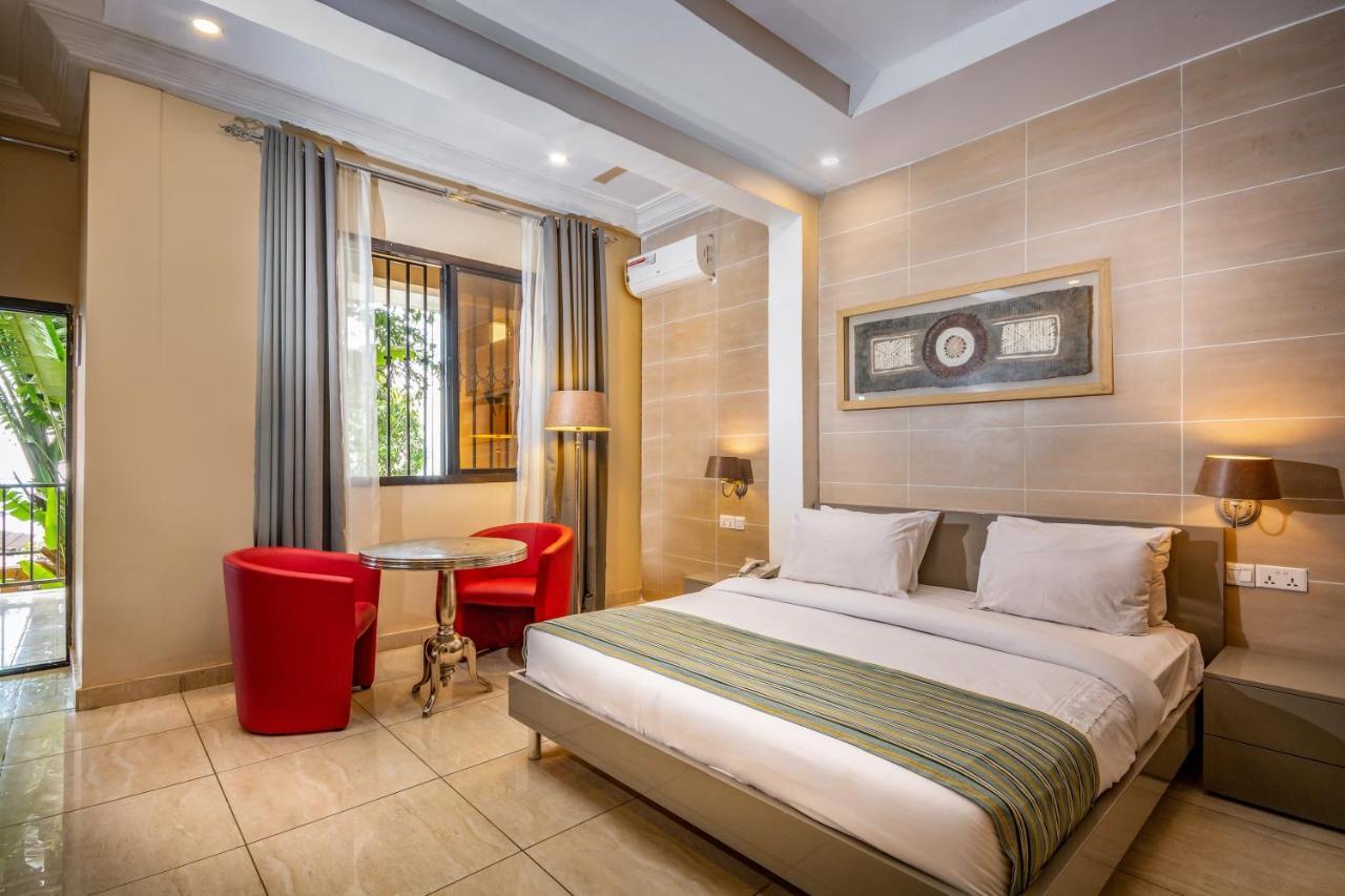 The Country Lodge Hotel Freetown Esterno foto