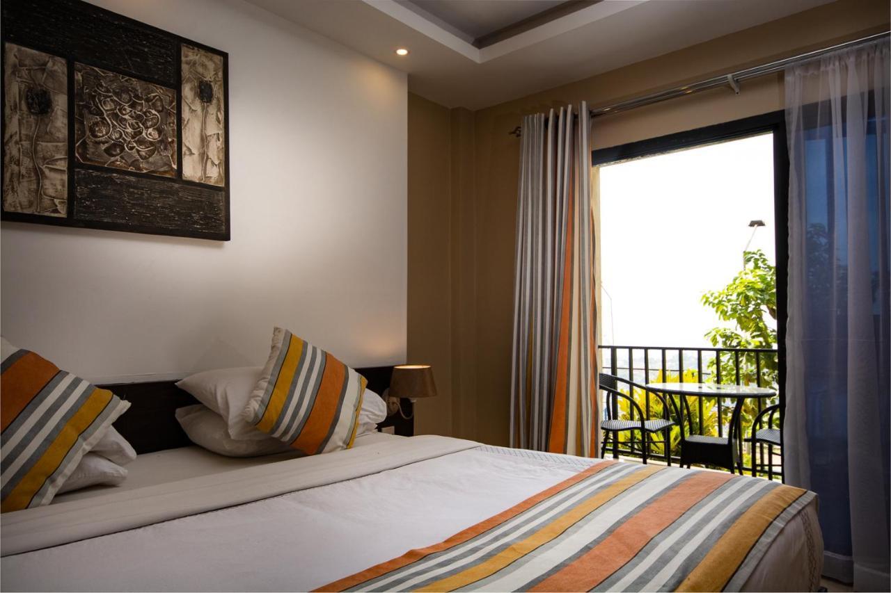 The Country Lodge Hotel Freetown Esterno foto