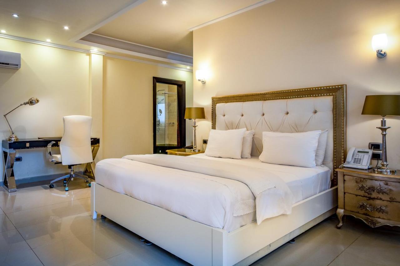 The Country Lodge Hotel Freetown Esterno foto