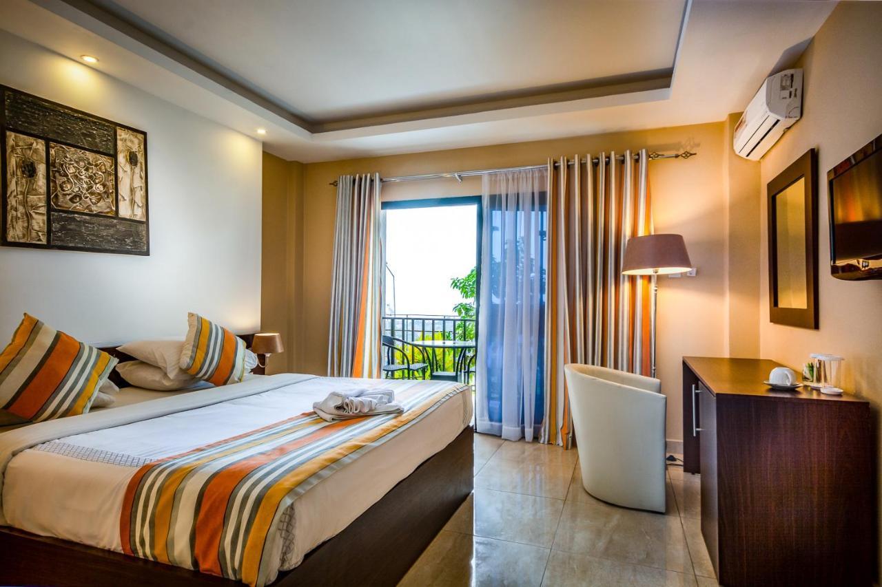 The Country Lodge Hotel Freetown Esterno foto